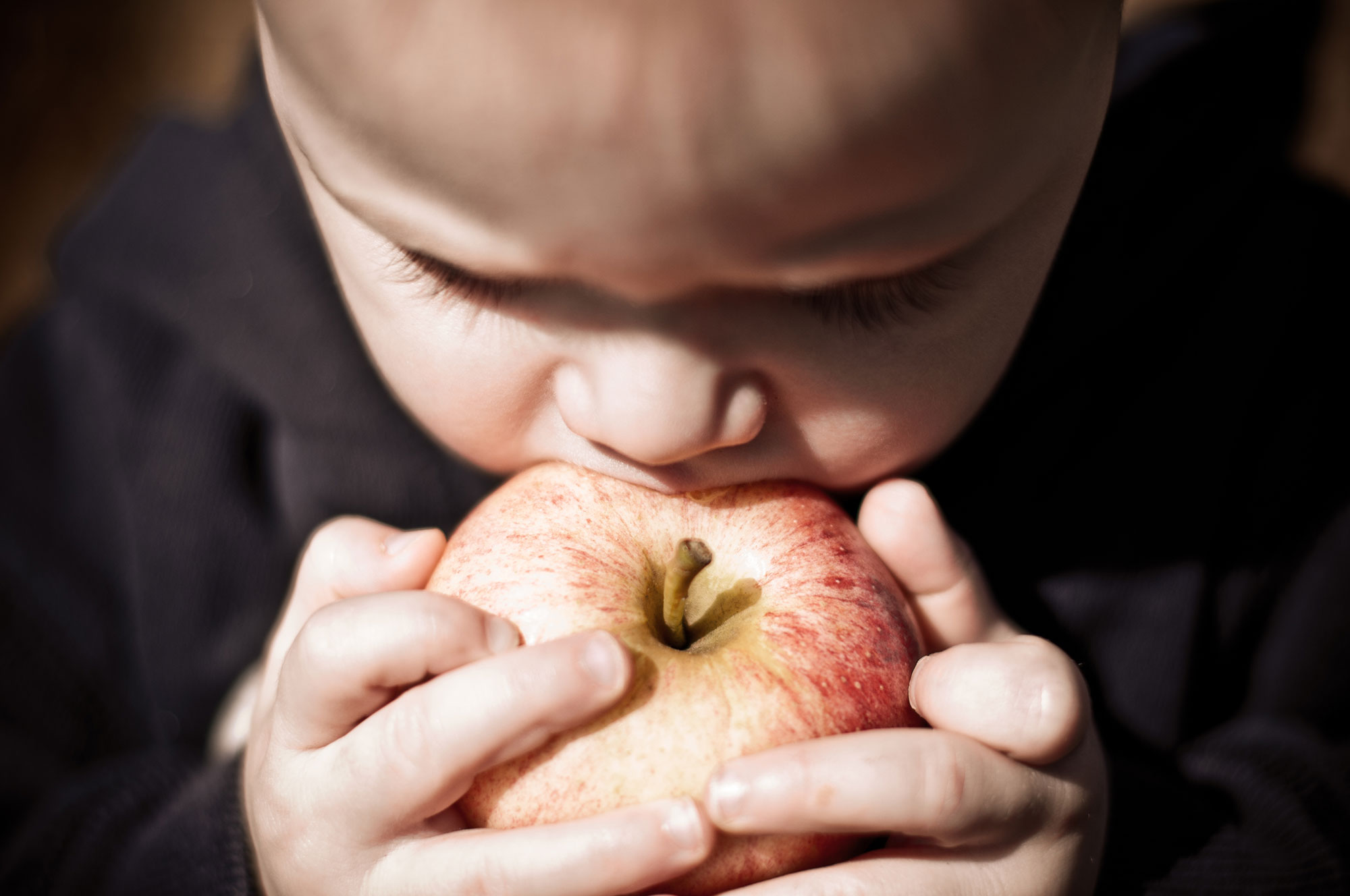 Есть ли аллергия на яблоки. Мальчик ест яблоко. Грустный человек ест яблоко. Аллергия на яблоки у ребенка.